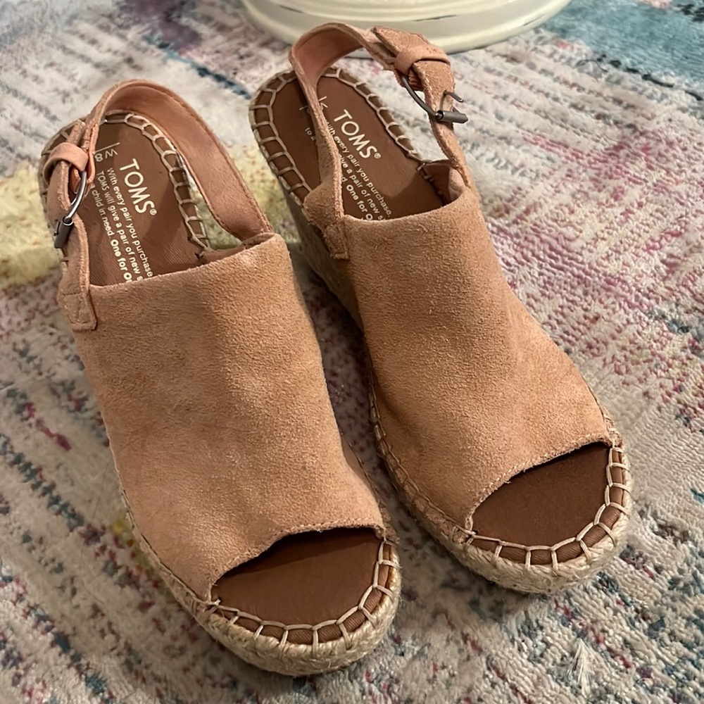 Tom’s pink suede wedges